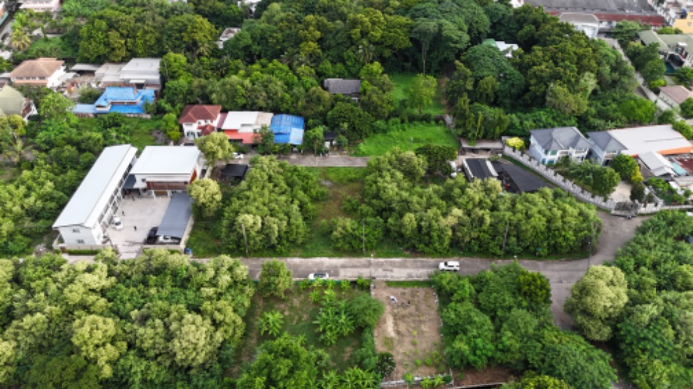 ขายที่ดินแปลงสวย เพียง 5นาทีถึงตลาดสดธนบุรี แปลงรูปสี่เหลี่ยมผืนผ้า ติดถนน 2 ด้าน 544ตร.วา. เข้าออกได้ทั้งจาก บรม64 และ ศาลาธรรมสพน์12