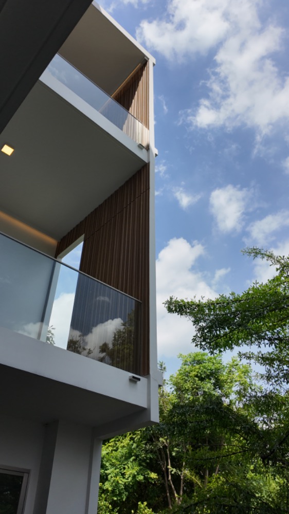 ด่วน! ลดเป็นล้าน บ้านสุดหรูสไตล์โมเดิร์นลอฟท์ VIVE Rama9 หลังมุม ติดสวน