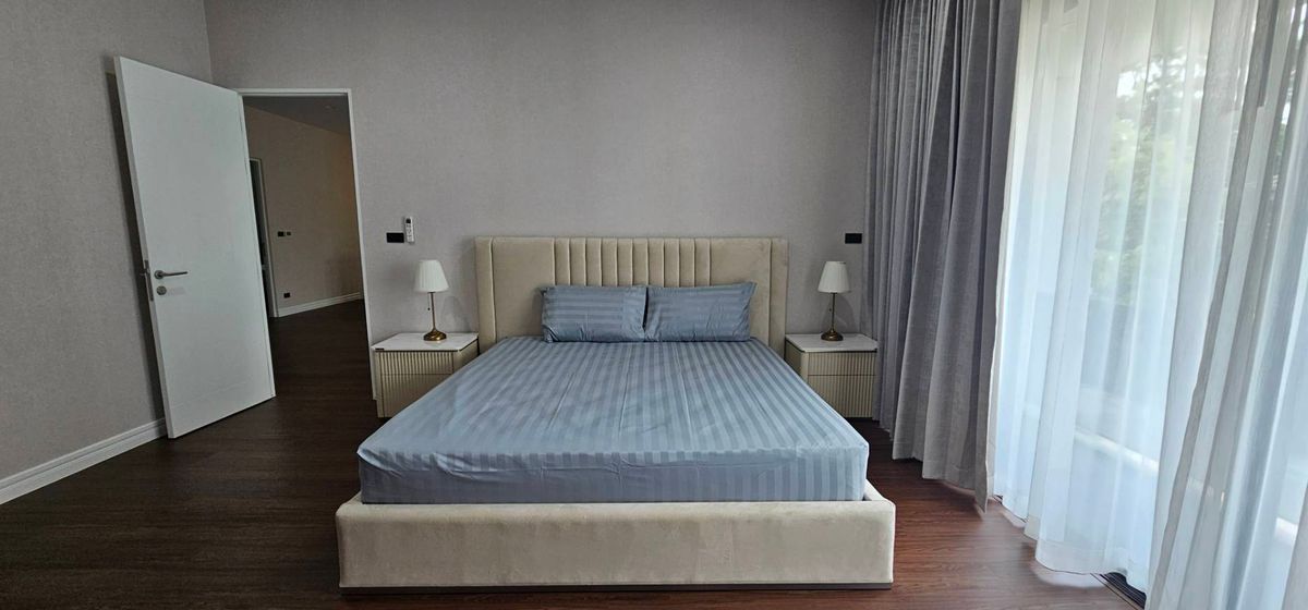 ให้เช่าบ้านหรู ในโครงการ เศรษฐสิริกรุงเทพกรีฑา2  หลังใหญ่ แปลงมุม ใกล้คลับเฮาส์ เพียง 5นาที ถึง Brightom Colllege Bangkok ภายในพื้นที่โครงการ Sansiri Krungthepkreetha Community