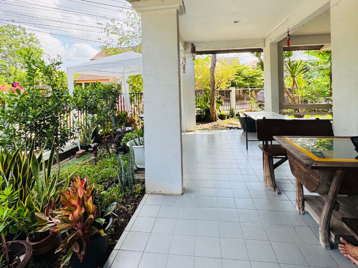 บ้านเดี่ยวหลังมุมพื้นที่กว้าง ใกล้ทะเลสาบสัมมากรรามคำแหง เหมาะรีโนเวท