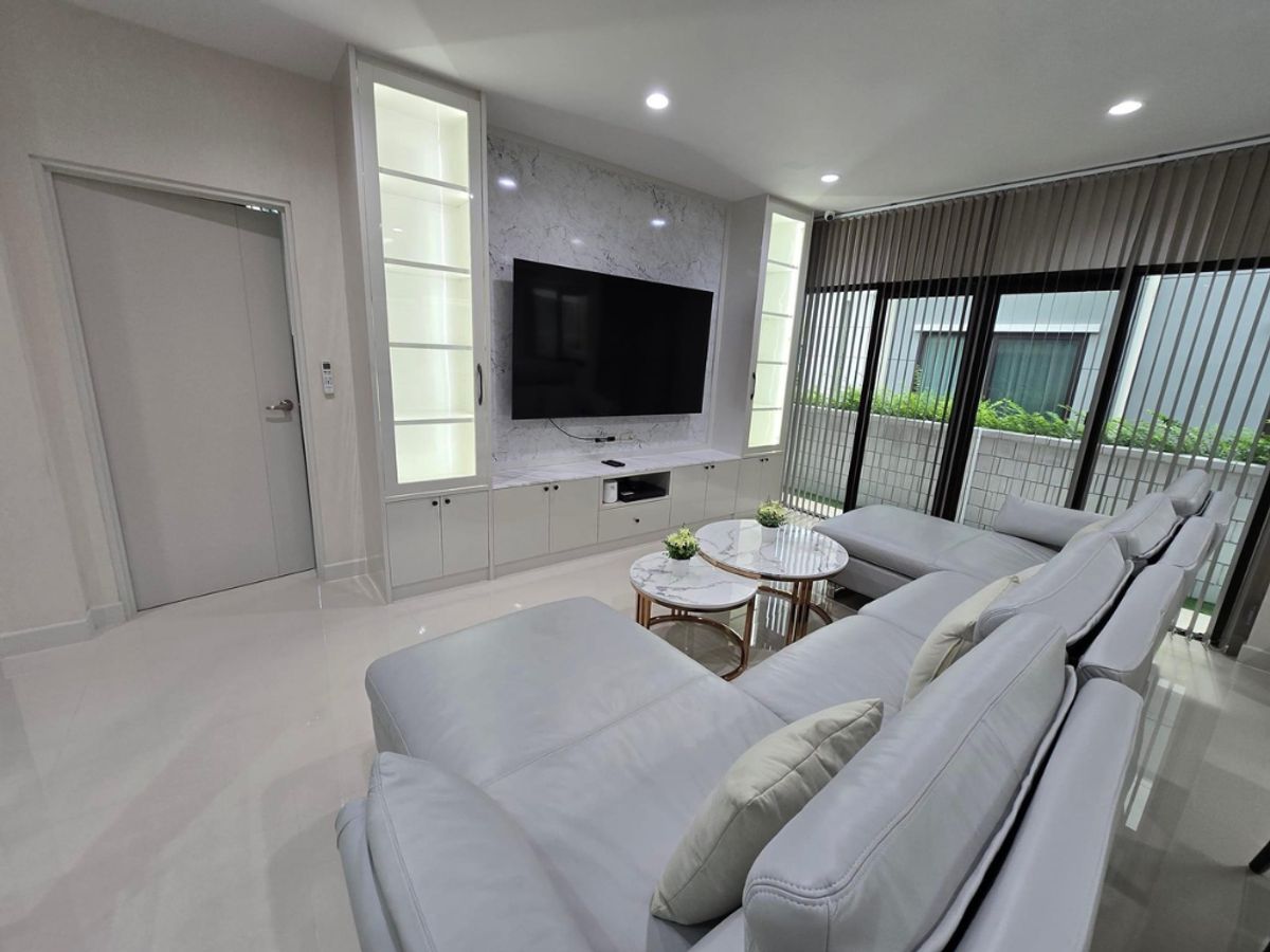 ขายบ้านใหม่มือหนึ่งเฟอร์นิเจอร์ครบ พื้นที่ใช้สอยใหญ่สุด เดินทางสะดวกพร้อมอยู่ หิ้วกระเป๋าเข้าอยู่ได้ทันที!