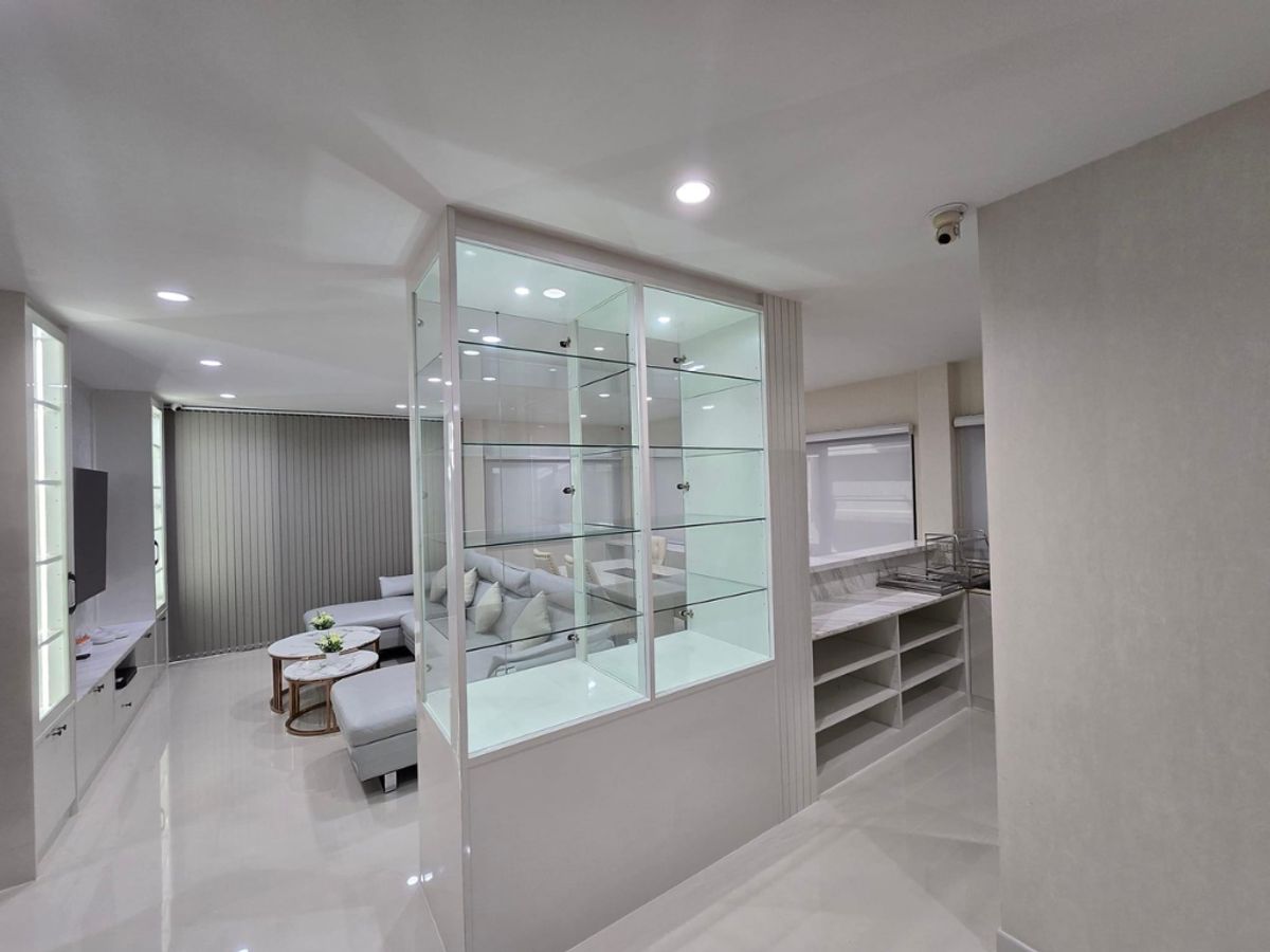 ขายบ้านใหม่มือหนึ่งเฟอร์นิเจอร์ครบ พื้นที่ใช้สอยใหญ่สุด เดินทางสะดวกพร้อมอยู่ หิ้วกระเป๋าเข้าอยู่ได้ทันที!