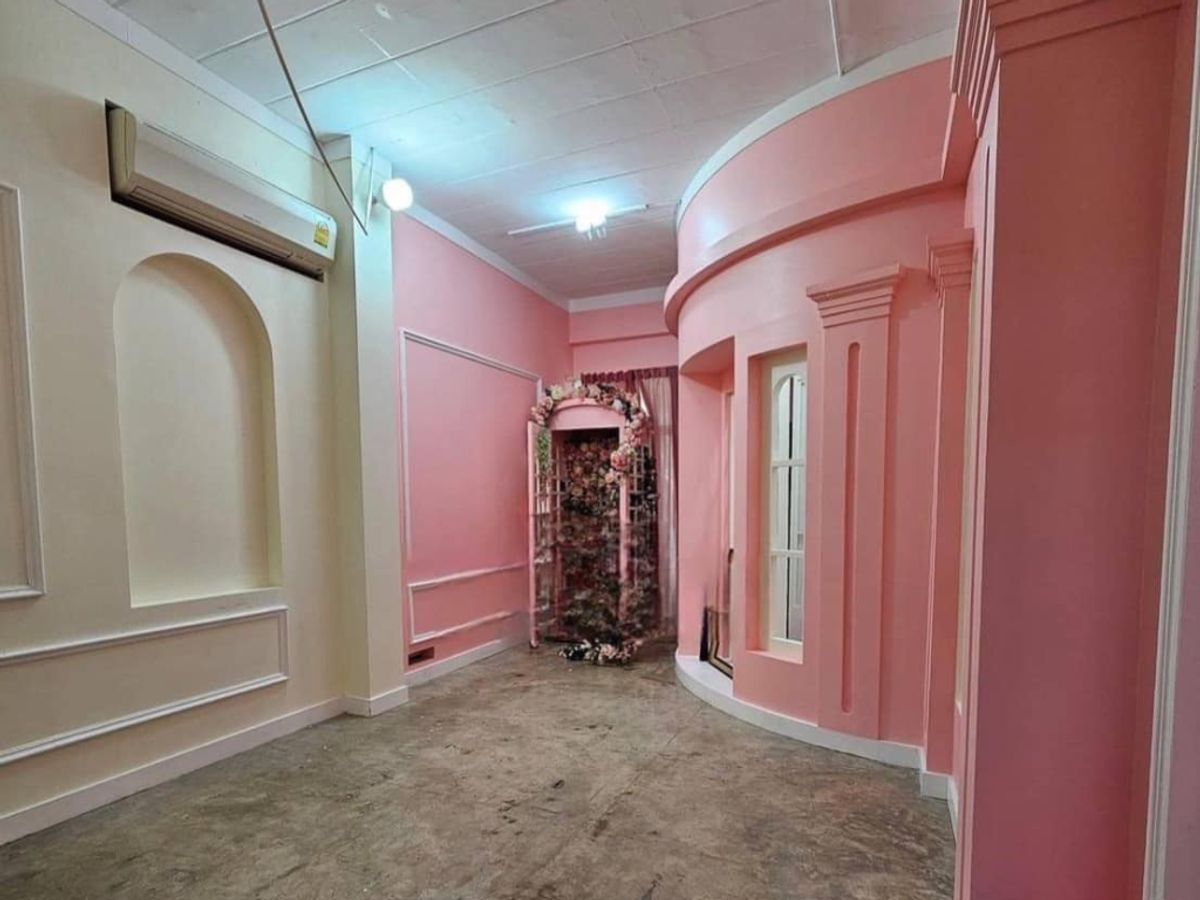 ขายสำนักงานออฟฟิศ สตูดิโอ อาคาร 3 ชั้นครึ่ง มีดาดฟ้า หมู่บ้านทาวน์อินทาวน์