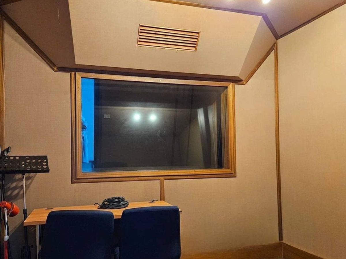 ขายสำนักงานออฟฟิศ สตูดิโอ อาคาร 3 ชั้นครึ่ง มีดาดฟ้า หมู่บ้านทาวน์อินทาวน์