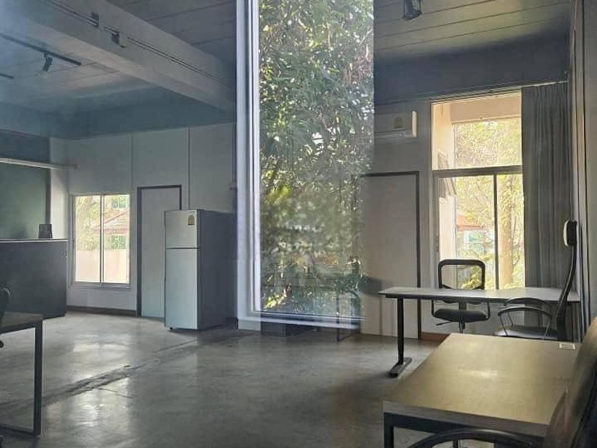 ขายสำนักงานออฟฟิศ สตูดิโอ อาคาร 3 ชั้นครึ่ง มีดาดฟ้า หมู่บ้านทาวน์อินทาวน์