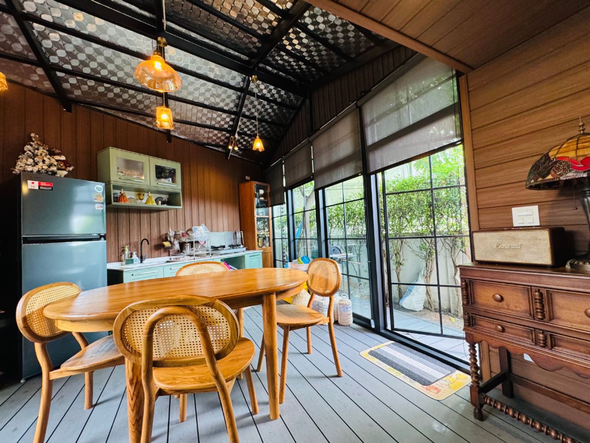 บ้านสไตล์คอทเทจ ใจกลางกรุงเทพกรีฑา วิวสระน้ำ ทำเลใกล้รถไฟฟ้า ขาย บ้านเดี่ยวตกแต่งสวย มัณฑนา พระราม 9 - ศรีนครินทร์