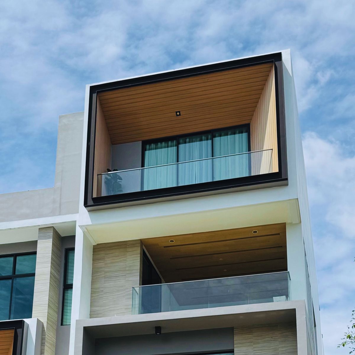 คุ้มตั้งแต่ซื้อ! ขายพร้อมผู้เช่า ทาวน์โฮม 4 ชั้น แปลงมุม โครงการ Nirvana Define ศรีนครินทร์ - พระราม 9 