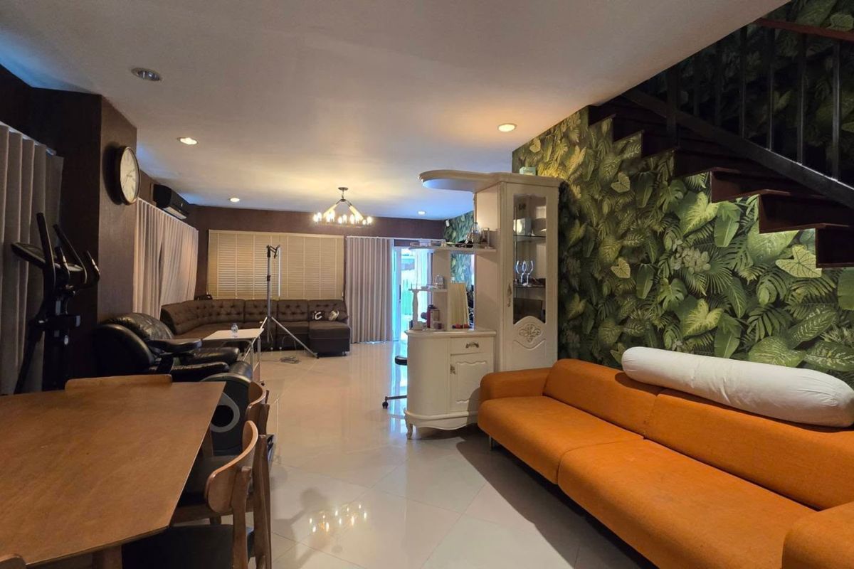 ทาวน์โฮม 3 ชั้น หลังมุม พร้อมสระว่ายน้ำส่วนตัว ใกล้สนามบินสุวรรณภูมิ