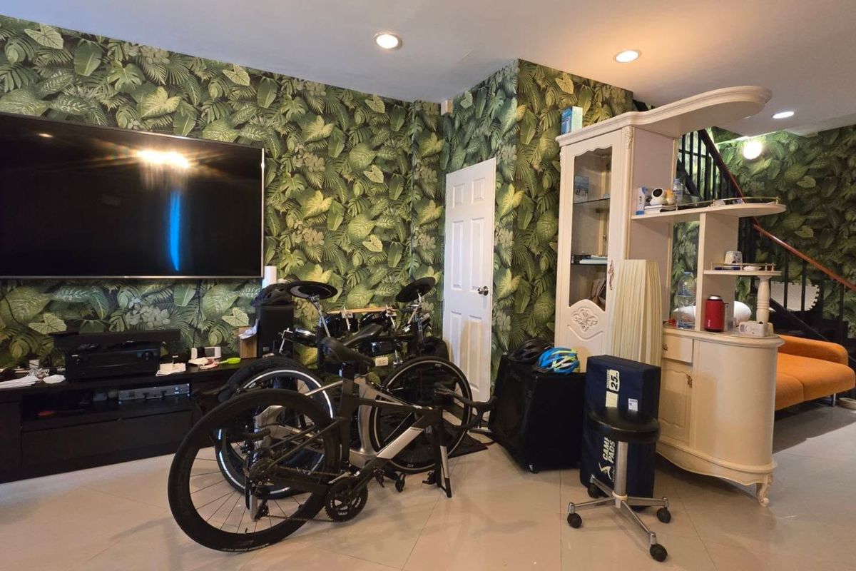 ทาวน์โฮม 3 ชั้น หลังมุม พร้อมสระว่ายน้ำส่วนตัว ใกล้สนามบินสุวรรณภูมิ