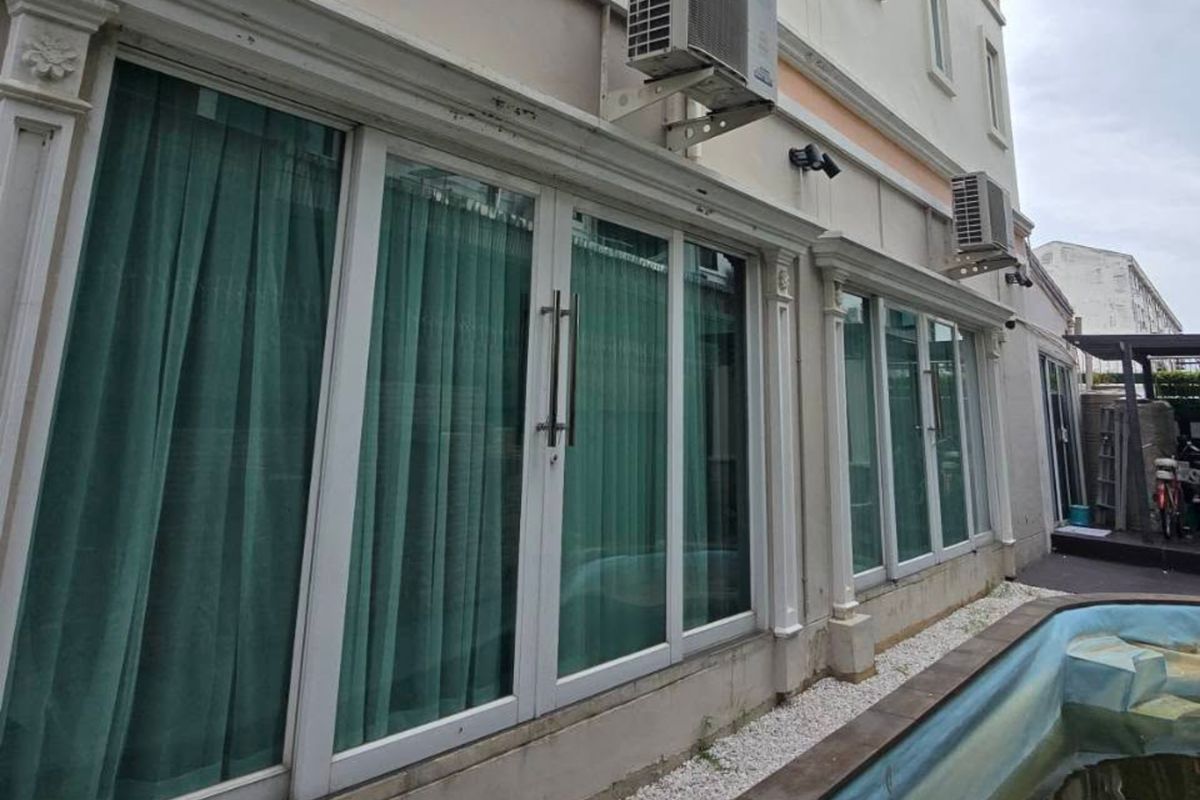 ทาวน์โฮม 3 ชั้น หลังมุม พร้อมสระว่ายน้ำส่วนตัว ใกล้สนามบินสุวรรณภูมิ