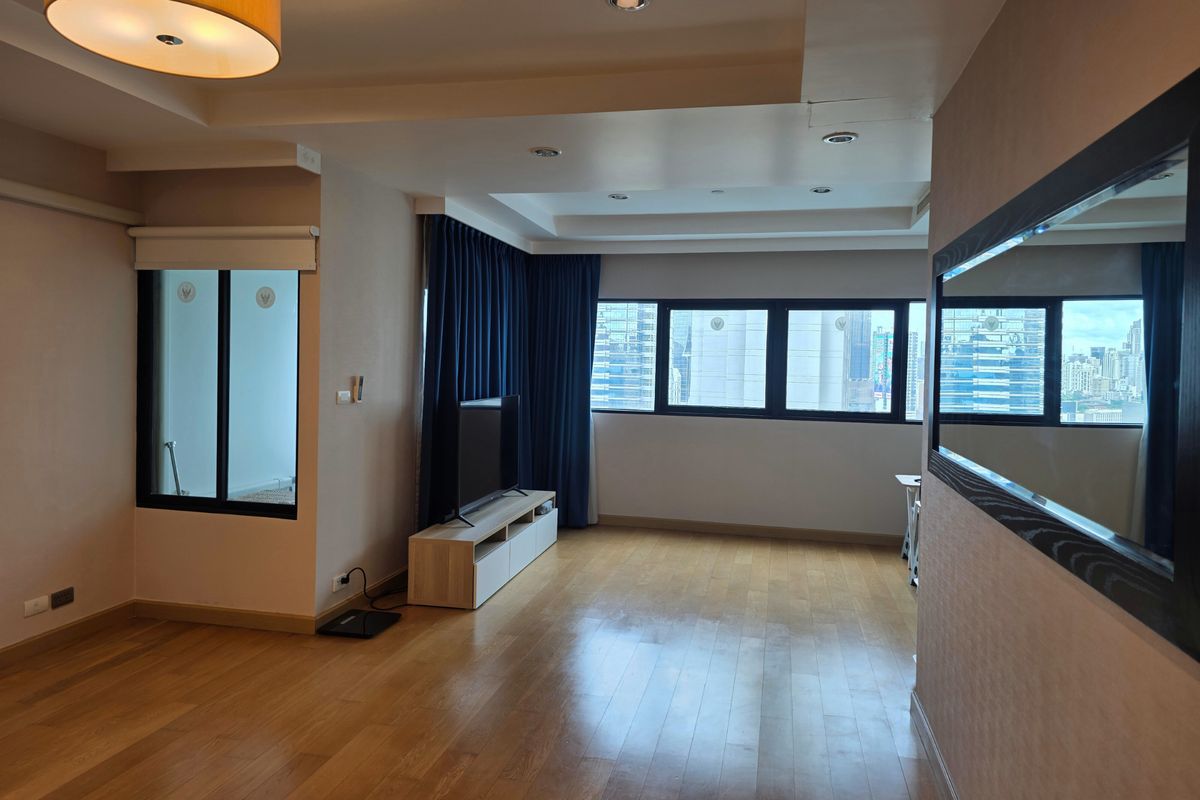 ราคาดีที่สุด ขายคอนโดห้องมุมใจกลางสาทร ใกล้รถไฟฟ้า ติดออฟฟิศในเมือง