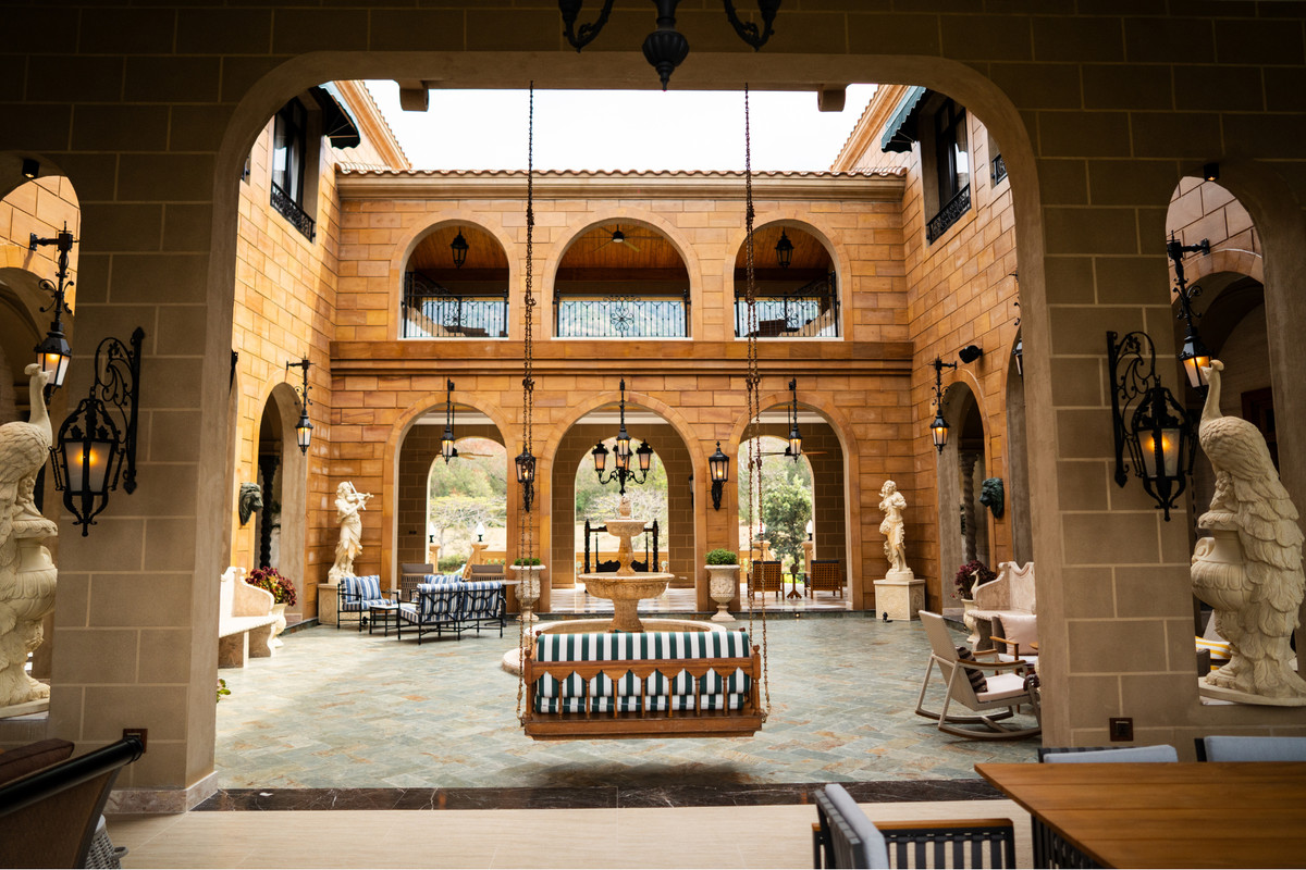 คฤหาสน์เขาใหญ่ สไตล์ Italian–Tuscany บนพื้นที่กว่า 826 ตร.วาใช้สอยมากกว่า 2,000 ตร.ม. 