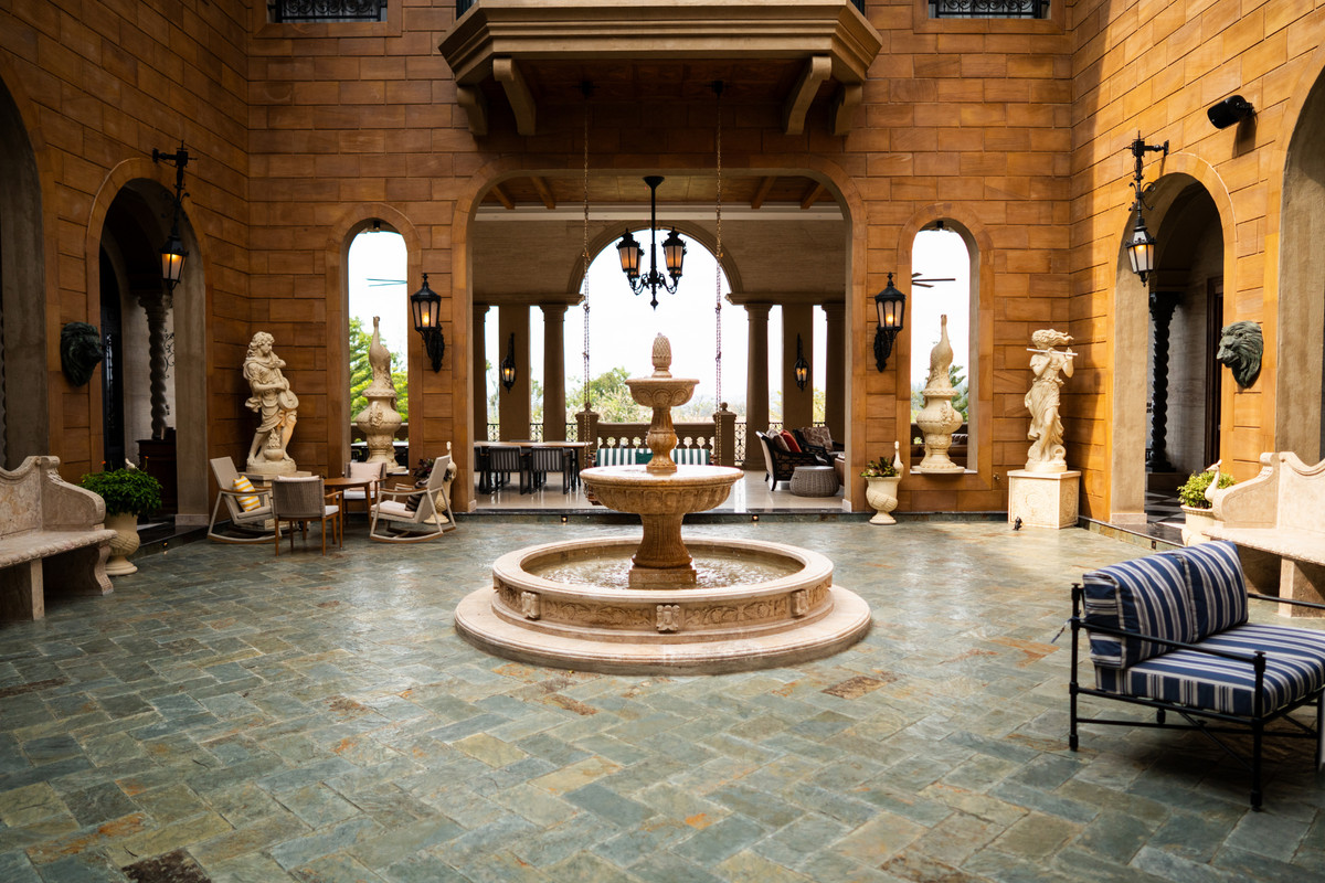 คฤหาสน์เขาใหญ่ สไตล์ Italian–Tuscany บนพื้นที่กว่า 826 ตร.วาใช้สอยมากกว่า 2,000 ตร.ม. 