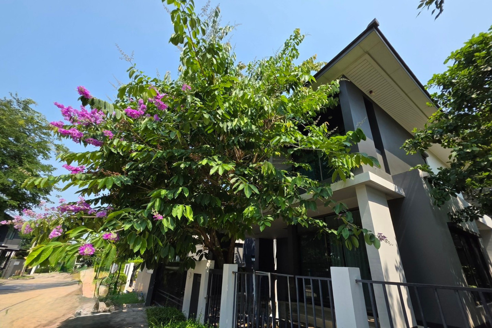 📍 ใกล้ Brighton แค่ 700 ม.! เศรษฐสิริ กรุงเทพกรีฑา 15/1 บ้านสวยพร้อมอยู่