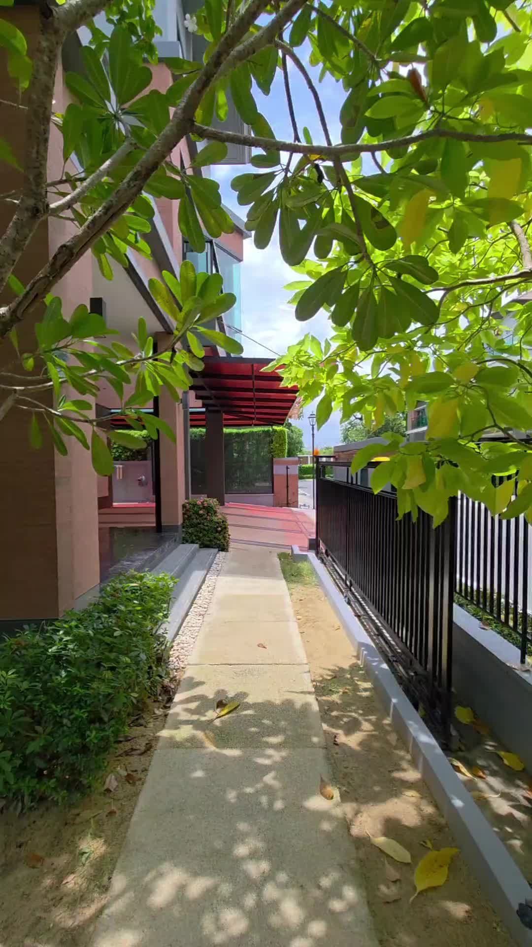 ขายบ้านหรู 3ชั้น ติดถนนกรุงเทพกรีฑา แกรนด์บางกอกบูเลอวาร์ด ตรงข้าม Wellington college - video