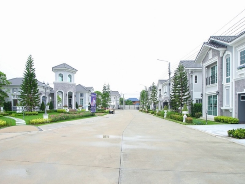 Golden-Neo-2-Ramintra-Wongwaen